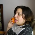 میم خام دختر با نارنگی