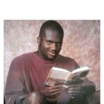 میم خام کتاب خواندن مرد سیاه پوست